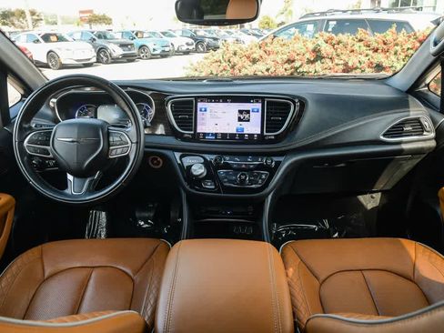 Used 2022 Chrysler Pacifica Pinnacle FWD image 14