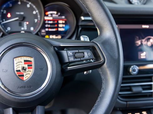 Certified 2024 Porsche Macan AWD/4WD image 32