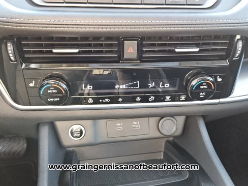 Used 2023 Nissan Rogue SV w/ SV Premium Package image 10