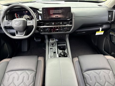 New 2026 Nissan Pathfinder Platinum FWD image 2