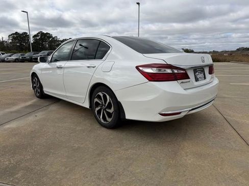 Used 2017 Honda Accord EX image 3