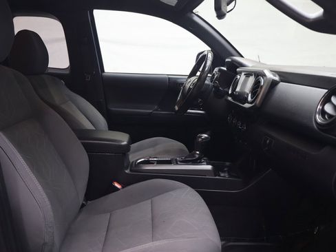 Used 2017 Toyota Tacoma TRD Sport image 9