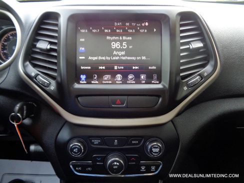 Used 2017 Jeep Cherokee Latitude w/ True North Edition AWD/4WD image 14