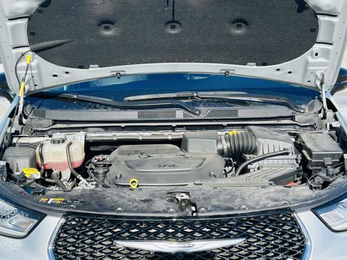 Used 2024 Chrysler Pacifica Touring-L image 43