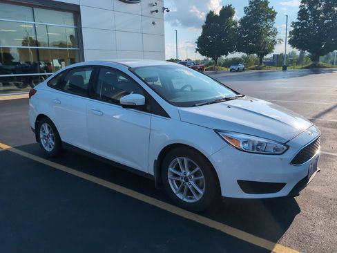 Used 2016 Ford Focus SE w/ Exterior Protection Package FWD image 2