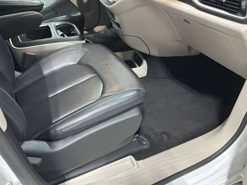 Used 2024 Chrysler Pacifica Touring-L FWD image 29