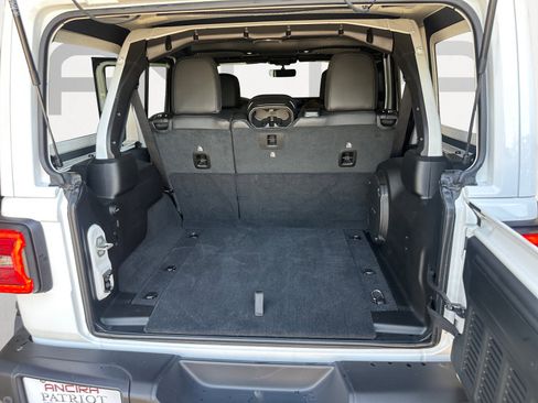 Used 2025 Jeep Wrangler Unlimited Rubicon AWD/4WD image 12