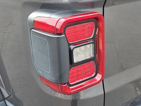 Used 2022 Jeep Gladiator Rubicon w/ LED Lighting Group image 32