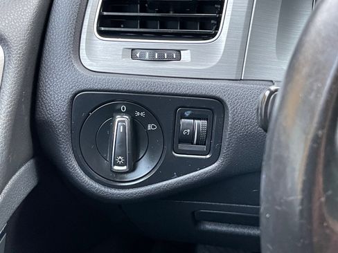 Used 2016 Volkswagen Golf S image 29