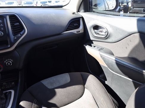 Used 2018 Jeep Cherokee Latitude image 19