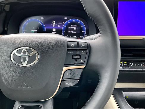 Used 2023 Toyota Crown Limited image 23