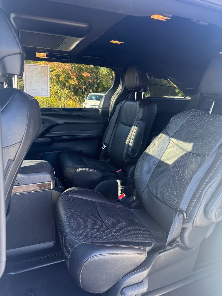 Used 2025 Toyota Sienna Platinum AWD/4WD image 29
