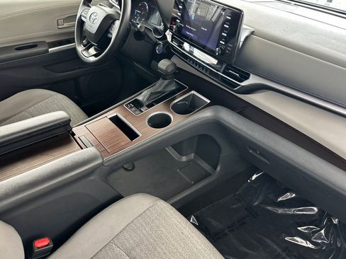 Used 2023 Toyota Sienna LE FWD image 18