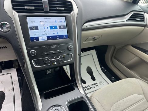 Used 2020 Ford Fusion SE image 23