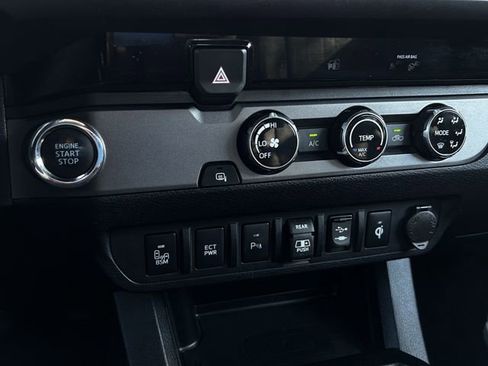 Used 2018 Toyota Tacoma TRD Sport w/ Technology Package RWD image 20