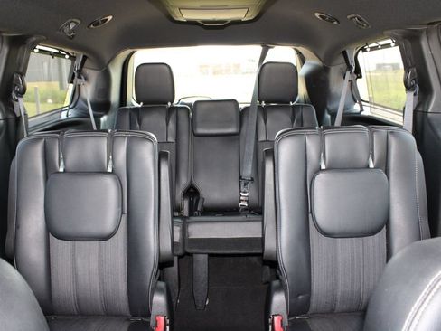 Used 2016 Chrysler Town & Country S w/ Driver Convenience Group FWD image 13