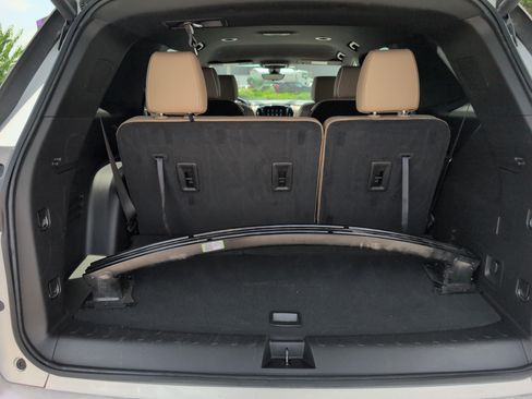 Used 2023 Chevrolet Traverse Premier FWD image 5