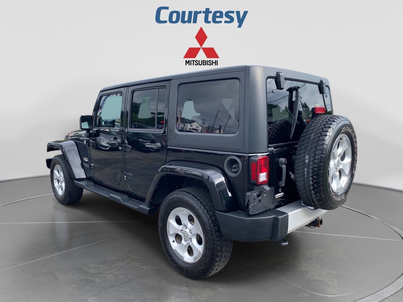 Used 2014 Jeep Wrangler Unlimited Sahara w/ Connectivity Group AWD/4WD image 3
