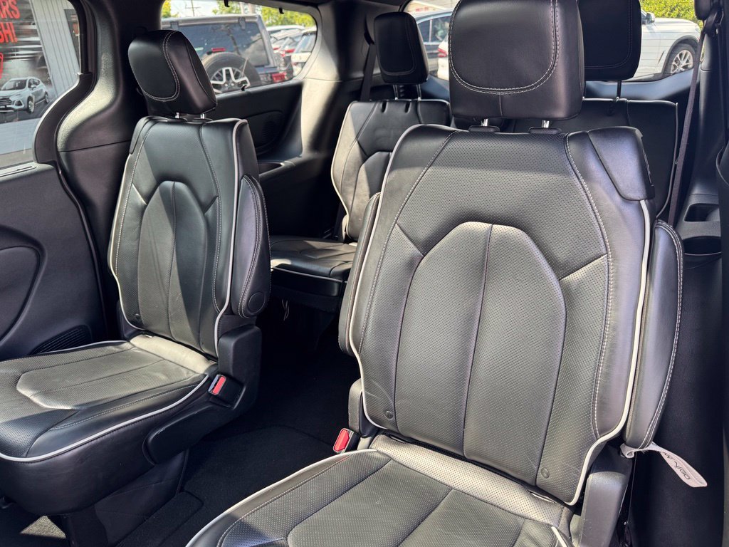Used 2025 Chrysler Pacifica Limited FWD image 17