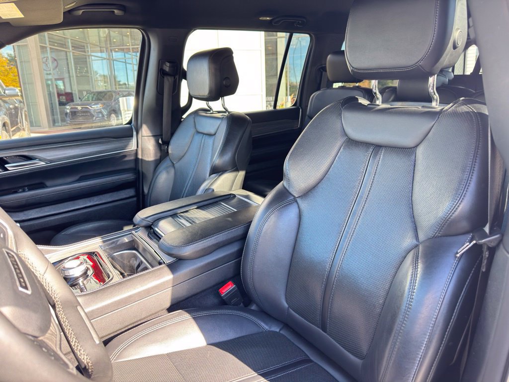 Used 2024 Jeep Wagoneer L Series II w/ Flexible Seating Group AWD/4WD image 30