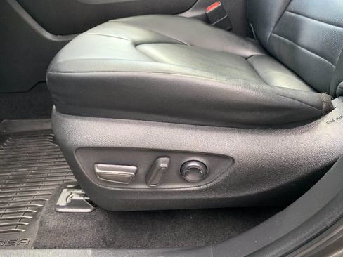 Used 2022 Toyota Highlander XLE AWD/4WD image 35