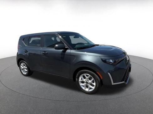 Used 2025 Kia Soul LX w/ LX Technology Package FWD image 2