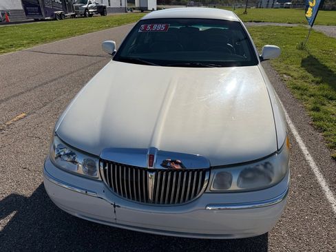 Used 2001 Lincoln Town Car Executive RWD image 4
