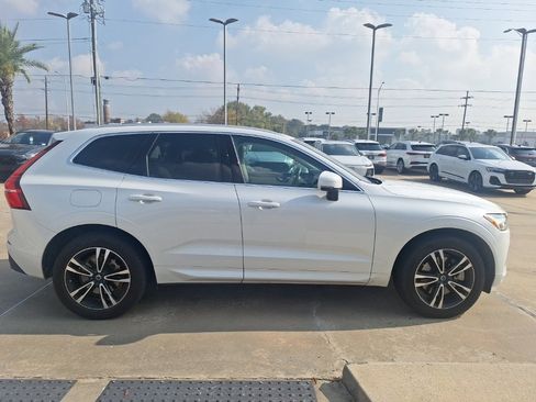 Used 2020 Volvo XC60 T6 Momentum image 3