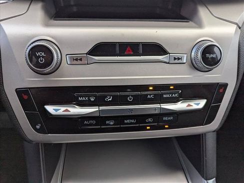 Used 2022 Ford Explorer XLT w/ Equipment Group 202A AWD/4WD image 19