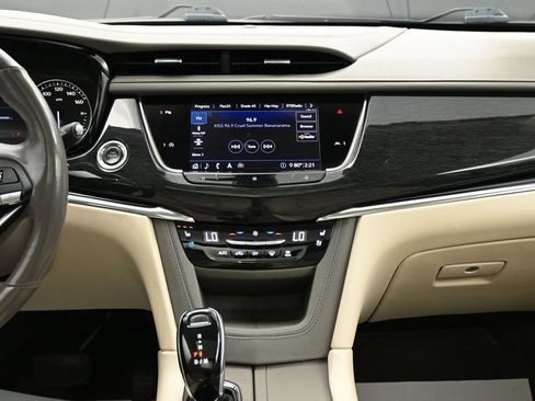 Used 2020 Cadillac XT6 Premium Luxury FWD image 19