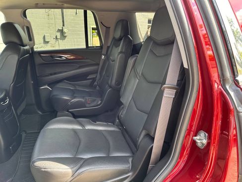 Used 2017 Cadillac Escalade Luxury AWD/4WD image 6