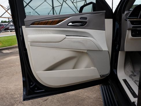 Used 2023 Cadillac Escalade Premium Luxury Platinum image 18