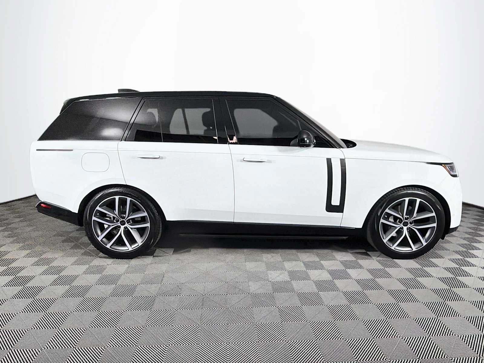 Used 2025 Land Rover Range Rover SE AWD/4WD image 4