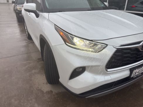 Used 2023 Toyota Highlander Platinum FWD image 3