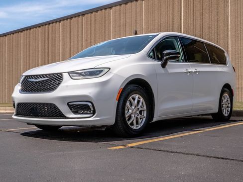 Used 2024 Chrysler Pacifica Touring-L FWD image 4