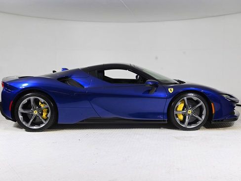 Used 2022 Ferrari SF90 Spider image 10