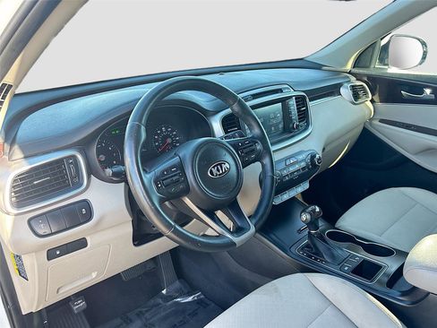 Used 2017 Kia Sorento LX w/ LX Convenience Package image 10