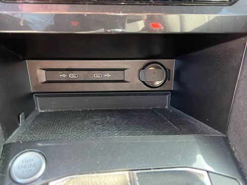 Used 2022 Volkswagen Tiguan SE image 33