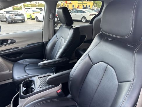Used 2023 Chrysler Pacifica Touring-L FWD image 21