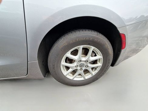 Used 2021 Chrysler Voyager Lxi FWD image 9