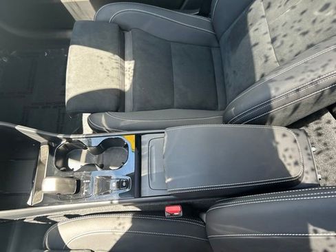 Used 2025 Volvo XC40 B5 Plus AWD/4WD image 27