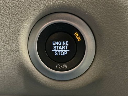 Used 2024 Chrysler Pacifica Touring-L FWD image 15