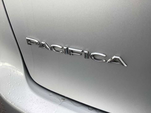 Used 2023 Chrysler Pacifica Touring-L image 6