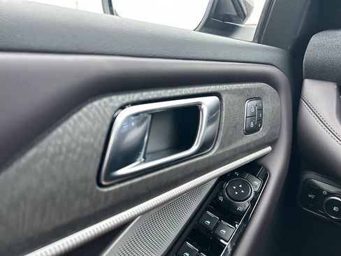 Used 2025 Ford Explorer Platinum image 17