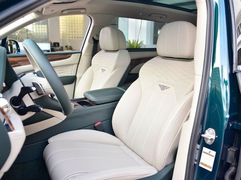 Used 2023 Bentley Bentayga Extended Wheelbase AWD/4WD image 10