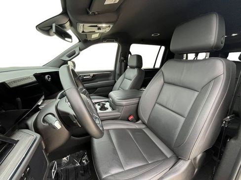 Used 2025 Chevrolet Suburban Z71 AWD/4WD image 11