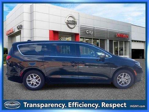 Used 2025 Chrysler Pacifica Select image 5