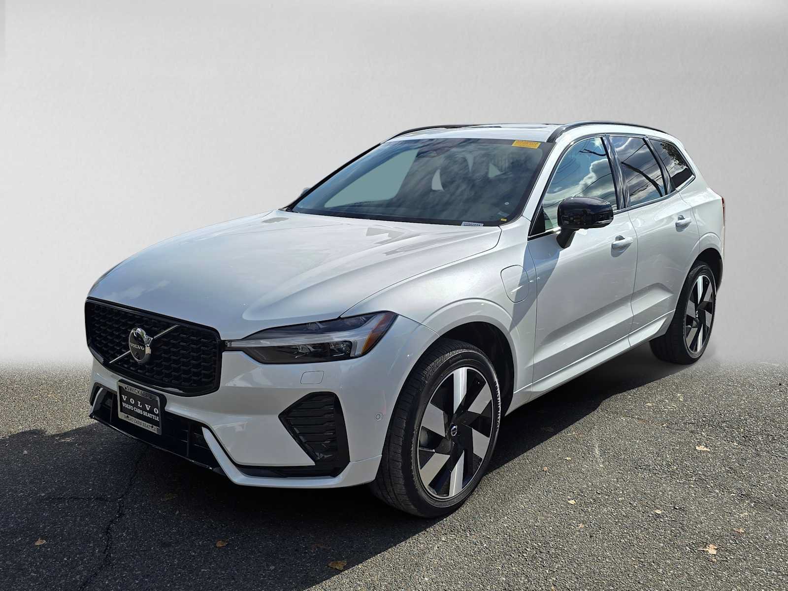 Used 2025 Volvo XC60 T8 Plus w/ Protection Package Premier AWD/4WD image 7