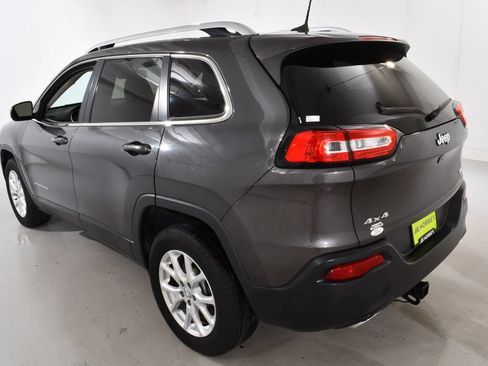 Used 2017 Jeep Cherokee Latitude AWD/4WD image 15