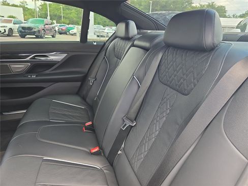 Used 2022 BMW 750i xDrive w/ Executive Package AWD/4WD image 13